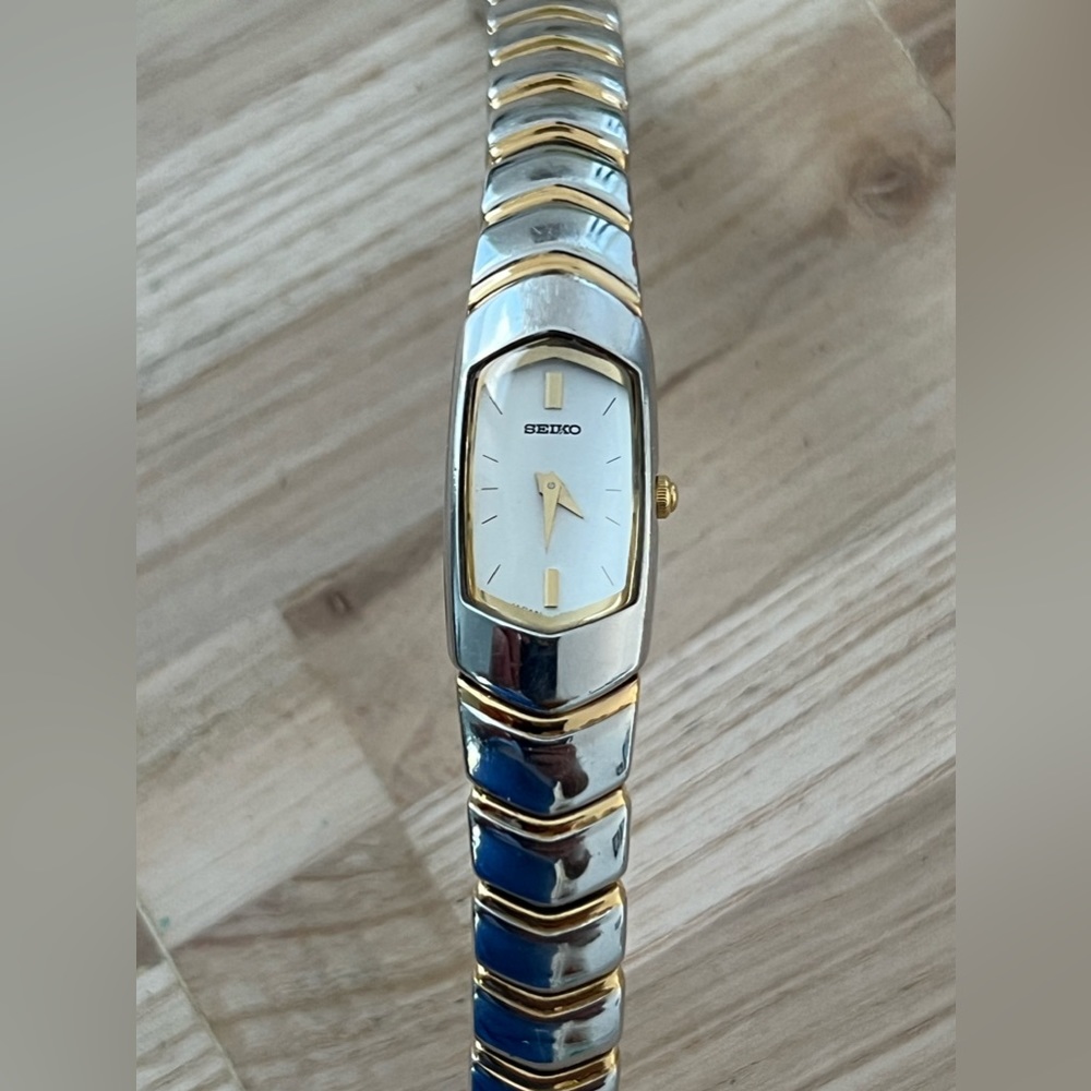 Seiko Rare Vintage Ladies Watch Curved Crystal White Dial Two-Tone Bracelet - Picture 6 of 15